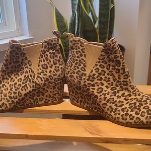 Ladies Tom's leopard booties